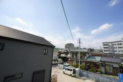日差しが遮られないように隣家との間に距離を設けています。住宅地ですのでご近所様とコミュニケーション取りやすい距離感が良いですね。