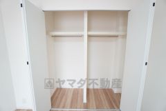 洋室にはハンガーパイプ付きのクローゼットが設けられています。たっぷり収納できるので衣替えの心配もいりませんね＾＾