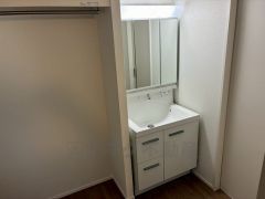 三面鏡裏収納付き洗面化粧台です＾＾ 歯磨きセットやスキンケア用品などの収納に便利ですね。 生活感も隠すことができ、来客時にも安心です。