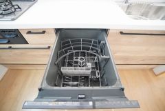 炊事時間を大幅に短縮できる食器洗浄乾燥機付き＾＾食器を洗う手間が減るので家族とのコミュニケーションの時間や自分の時間が増えますね。