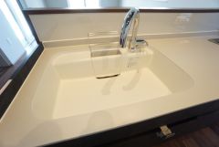 広々とした凸型シンクに洗剤ポケットを標準装備。大きなお鍋など洗いやすいです。