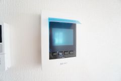 防犯はもちろん、セールスマン対策にもなるモニター付きインターホンです。 来訪者の顔が見えるので安心ですね＾＾