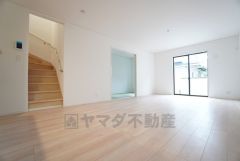 家族が集まる開放的なリビング。思い思いの時間を過ごしたり食事をしたり、素敵な団らんの場になりますね。