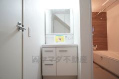 三面鏡裏収納付き洗面化粧台です＾＾ 歯磨きセットやスキンケア用品などの収納に便利ですね。 生活感も隠すことができ、来客時にも安心です。