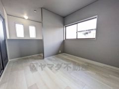 2面採光を確保した明るい室内は、風通しも良く、大変居心地の良い空間となっております。日当たりがよく、子供部屋としての利用もおすすめ。