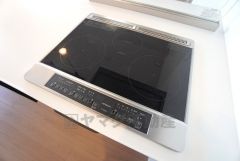 お手入れのしやすいIHクッキングヒーターです。3口コンロなので、効率よくお料理が楽しめます。毎日のお料理も楽しくなりますね＾＾