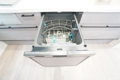 食後の時間にゆとりを与えてくれる食器洗い乾燥機。操作ボタンも上面にあるので、腰をかがめずに操作が楽々。