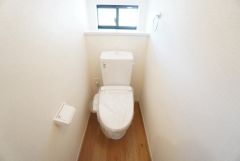 温水洗浄機付トイレです。節水機能もあるので、安心して使えますね。もちろん、1階2階の2ヶ所にトイレがあるので、忙しい朝にもゆとりができますね。