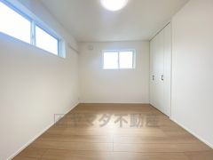 2面採光で明るい洋室。