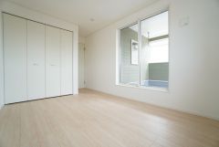 6.5帖。主寝室としてお使いいただけそうなこちらのお部屋は、日当たりが良く、爽やかな風を感じて起きる朝は、快適生活の始まりに。