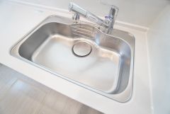 広々とした凸型シンクに洗剤ポケットを標準装備。大きなお鍋など洗いやすいです。