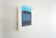 防犯はもちろん、セールスマン対策にもなるモニター付きインターホンです。 来訪者の顔が見えるので安心ですね＾＾
