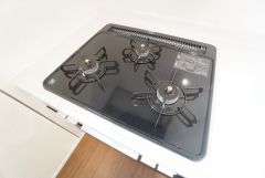 複数の調理を一度に行うことができる3口コンロ。効率よくお料理が出来ます。毎日のお料理も楽しくなりますね＾＾