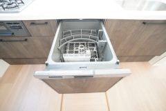炊事時間を大幅に短縮できる食器洗浄乾燥機付き＾＾食器を洗う手間が減るので家族とのコミュニケーションの時間や自分の時間が増えますね。