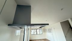 コンロ上には換気扇完備＾＾すぐ横に小窓が設けられているので、換気扇と合わせてWで換気できます＾＾