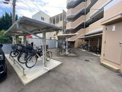雨や直射日光、風雪から自転車を守り、自転車の劣化を防ぎます。雨の日の利用も快適です。