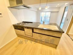 対面式キッチンなのでリビングにいるご家族とコミュニケーションを取りながら洗い物や、お料理が楽しめそうですね＾＾