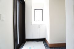 採光も考えられた明るい玄関です。たっぷり収納できるシューズボックス＆土間収納付きなので、家族全員の靴やゴルフバッグ・ベビーカーなどスッキリ整頓できます。