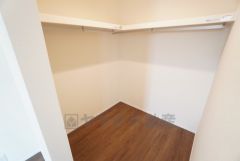 衣類をたっぷり収納できるウォークインクローゼット。L字型のハンガーパイプで効率よく整理でき、毎日の身支度もスムーズに行えます。