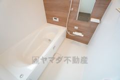 1日の疲れを癒すくつろぎのバスルーム。足を伸ばしてもゆったりと入れるサイズです。お子様と一緒にお風呂に入っても狭くないですね＾＾