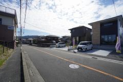 前面道路は東側約9ｍの公道に面しています＾＾