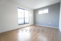 主寝室としてお使いいただけそうなこちらのお部屋は、日当たりが良く、爽やかな風を感じて起きる朝は、快適生活の始まりに＾＾