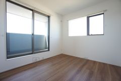 主寝室としてお使いいただけそうなこちらのお部屋は、日当たりが良く、爽やかな風を感じて起きる朝は、快適生活の始まりに。