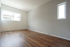 7.5帖。主寝室としてお使いいただけそうなこちらのお部屋は、日当たりが良く、爽やかな風を感じて起きる朝は、快適生活の始まりに。 