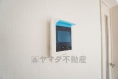 防犯はもちろん、セールスマン対策にもなるモニター付きインターホンです。お子さん1人での留守番時にも活躍しそうです。