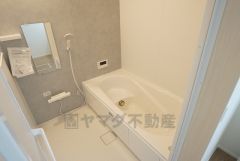 1日の疲れを癒すくつろぎのバスルーム。足を伸ばしてもゆったりと入れるサイズです。お子様と一緒にお風呂に入っても狭くないですね＾＾