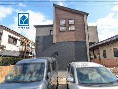 シンプルでいつまでも飽きのこないデザインが周囲の環境に調和し、どんなご家族にもフィットするデザインです。