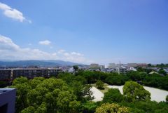 バルコニーからは緑豊かな景色を楽しむことが出来ます。最上階なので前面に遮るものがなく景色を一望できます。