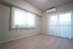 主寝室としてお使いいただけそうなこちらのお部屋は、日当たりが良く、爽やかな風を感じて起きる朝は、快適生活の始まりに。