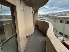 陽当たりの良いバルコニーです。お洗濯やお布団干しはもちろん、日光浴スペースにも＾＾天気のいい日にはお布団もまとめて干せそうですね＾＾ 