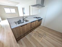 対面式キッチンなのでリビングにいるご家族とコミュニケーションを取りながら洗い物や、お料理が楽しめそうですね＾＾