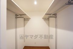 2階に大容量のファミリークローク付き。使用頻度が少ないものは枕棚の上に、足元には3段ボックスを置いて、フル活用できますね＾＾ 