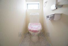 1階2階の2ヶ所にトイレがありますので、忙しい朝にも家族に気を使わず、ゆとりが生まれますね＾＾ 小窓付きで換気する時に便利です＾＾