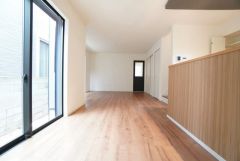 大きな窓のあるリビングは、陽光あふれる明るい空間です。居心地良く、ご家族皆がゆったり寛げる憩いの空間となりそうです。