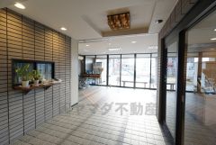 共用部。清掃の行き届いた綺麗なエントランスです。