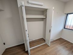 洋室にはハンガーパイプ付きのクローゼットが設けられています。たっぷり収納できるので衣替えの心配もいりませんね＾＾