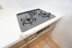 3種類の料理が同時に調理できる、3口ガスコンロ。忙しい夕食の支度時間が短縮できて効率よくお料理が楽しめます。 