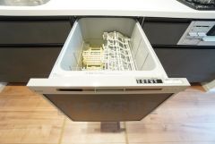 炊事時間を大幅に短縮できる食器洗浄乾燥機付き＾＾食器を洗う手間が減るので家族とのコミュニケーションの時間や自分の時間が増えますね。 