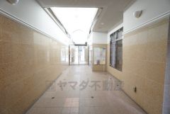 清掃の行き届いたきれいなエントランス。 百年橋通り沿いのマンション。歩6分圏にサニー＆大黒天＆ＭｒＭａｘ＆セブンなど周辺環境充実＾＾ 