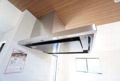 お手入れが簡単なスリム型レンジフードです。調理により発生する油煙や臭いを吸い込み、屋外へ排気してくれます。