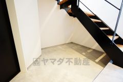玄関土間は広々としており、階段下の部分にも空間が＾＾お子様の外遊び道具やベビーカーやゴルフバッグなどの収納にも＾＾