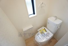 温水洗浄機付トイレです。トイレは2ヶ所設けられているので、来客時にも気兼ねなく使えますね。小窓付きで換気も出来ます。