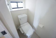 1階2階の2ヶ所にトイレがありますので、忙しい朝にも家族に気を使わず、ゆとりが生まれますね＾＾ 小窓付きで換気する時に便利です＾＾