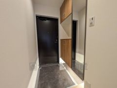 ご家族の靴をスッキリと片付けられるシューズボックス付きの玄関です＾＾スッキリと片付いた玄関は気持ちがいいです。全身鏡付きなので身だしなみが確認出来ます＾＾