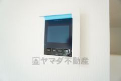 防犯はもちろん、セールスマン対策にもなるモニター付きインターホンです。お子さん1人での留守番時にも活躍しそうです。