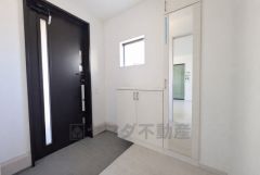 玄関扉にスリットのある明るい玄関です＾＾ たっぷり収納できるシューズボックス付きなので、家族全員の靴がきれいに整頓できます。